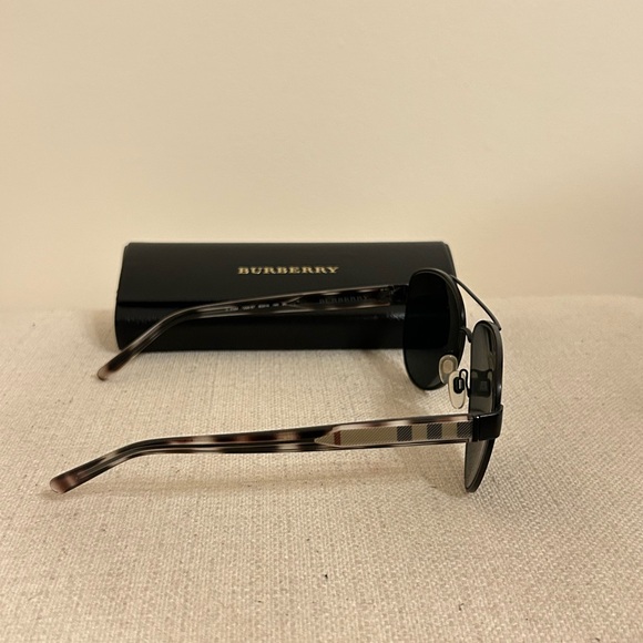 Burberry Aviators - Picture 2 of 7